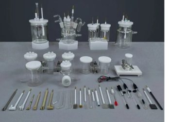 فهم دور الطاقة الكهربائية والطاقة الكيميائية في خلية التحليل الكهربائي