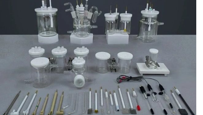 فهم دور الطاقة الكهربائية والطاقة الكيميائية في خلية التحليل الكهربائي